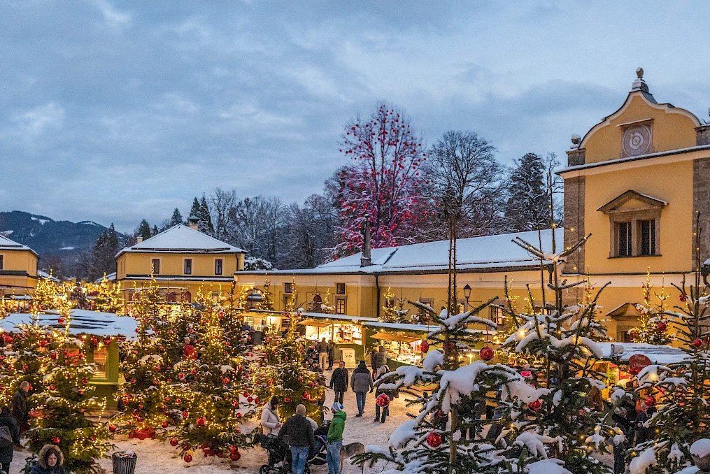 Magische Stimmung beim Weihnachtsmarkt im Lustschloss Hellbrunn.