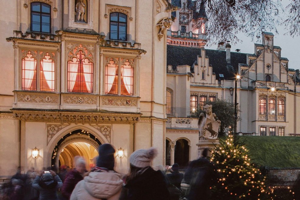 Das Schloss Grafenegg im romantischen Stil wird für den Adventsmarkt festlich geschmückt.