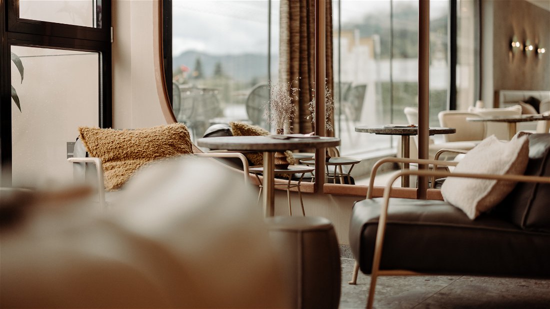 Elegant Das »Café Anna« in Lofer, das von Leimgruber Innenraum gestaltet wurde, vereint alles, was für Wohlfühlatmosphäre sorgt: Warme Farben, weiche Formen und entspannter Luxus mit internationalem Flair.