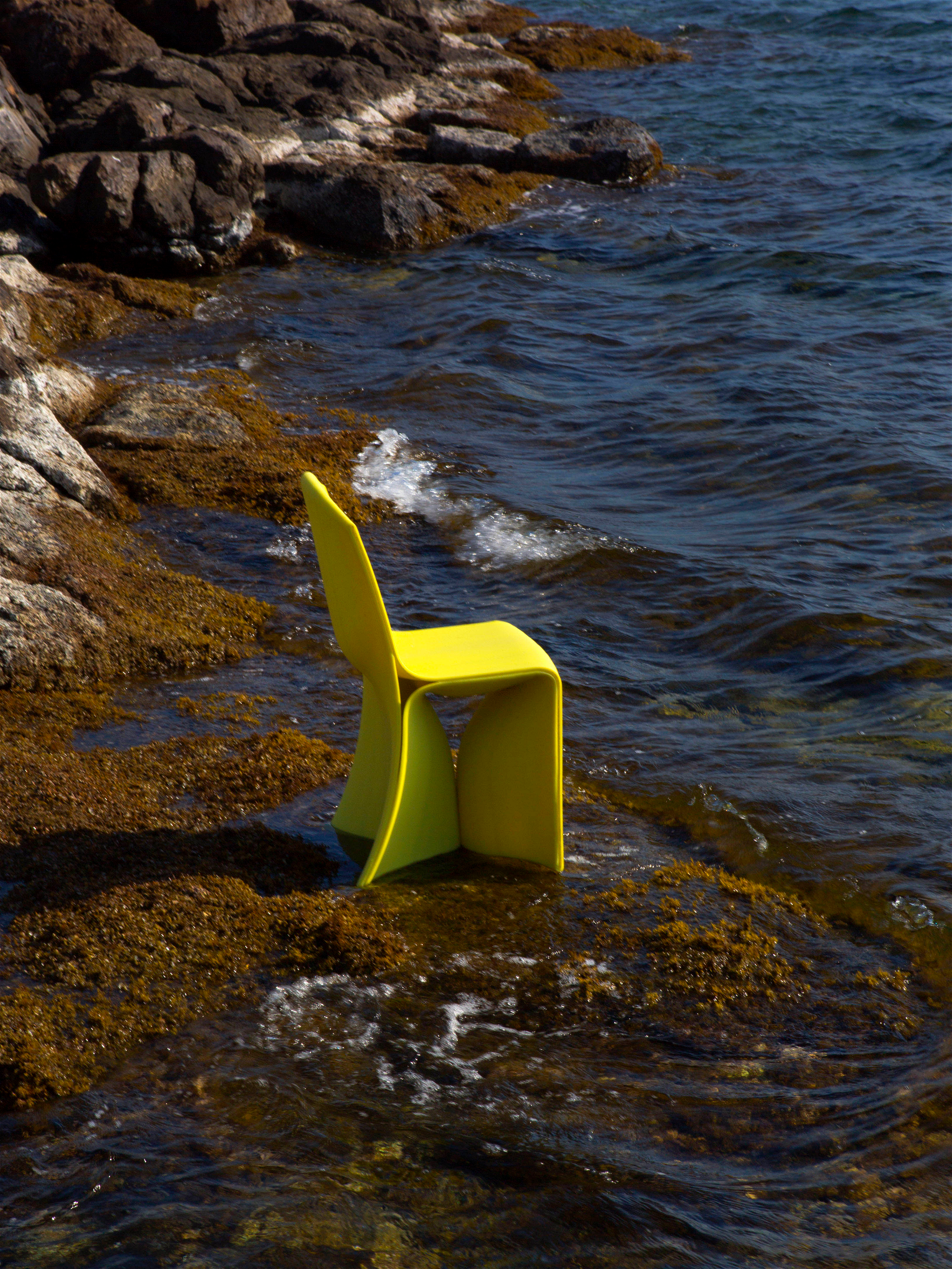 Ein Stuhl aus recyceltem Plastik von BlueCycle.