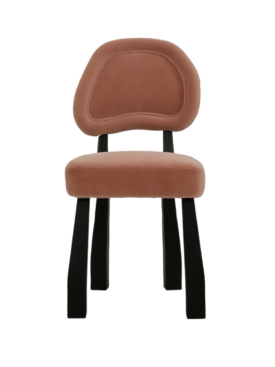Formschön Der »Fred Chair Dark« von Garcé & Dimofski ist mit terracottafarbenem Samt bezogen, die handgeschnitzten schwarz gebeizten Beine bestehen aus Kastanienholz. garce-dimofski.com
