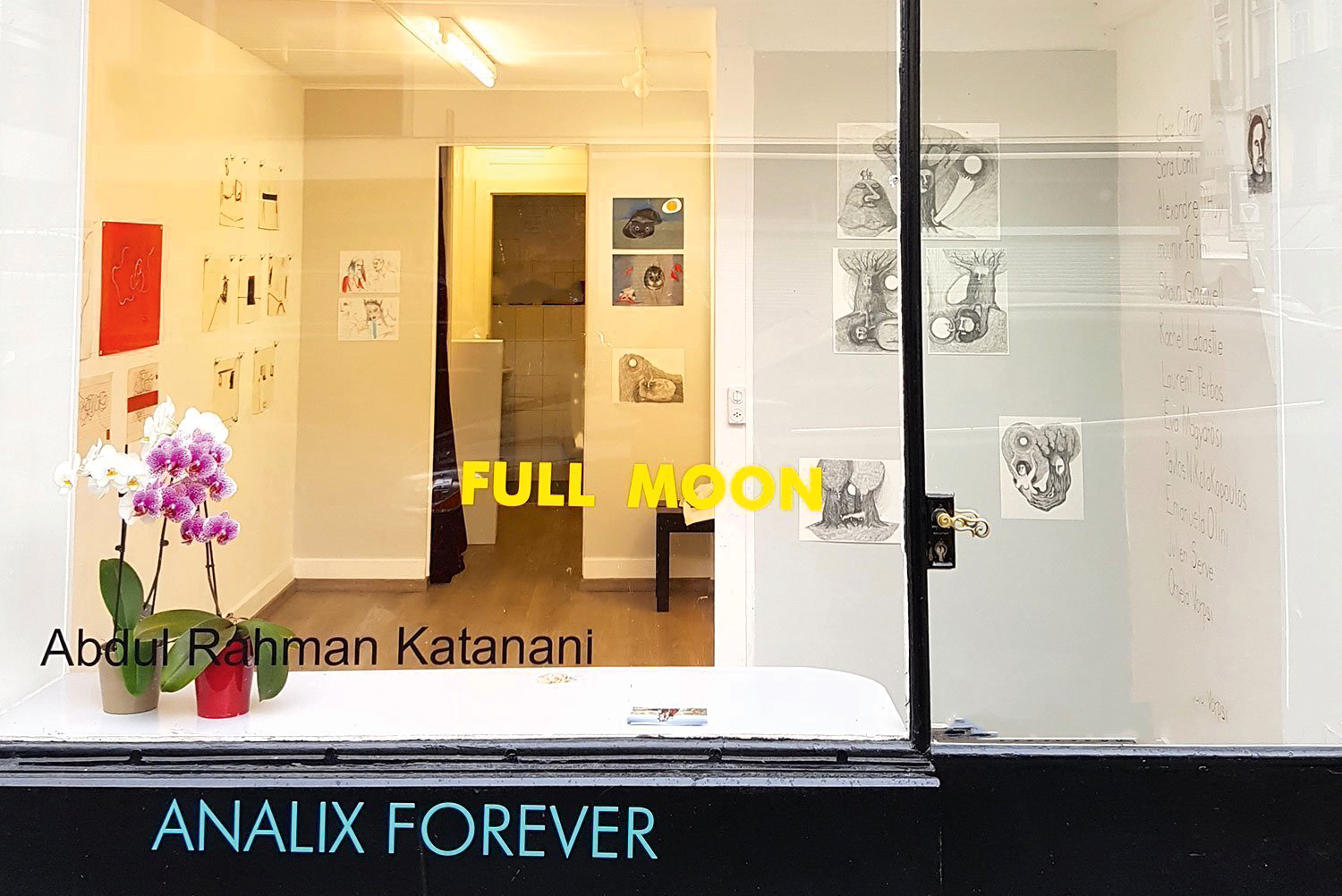 Tiefer Einblick: Das Schaufenster der Galerie Analix Forever, geführt seit 1991 von Barbara Polla.