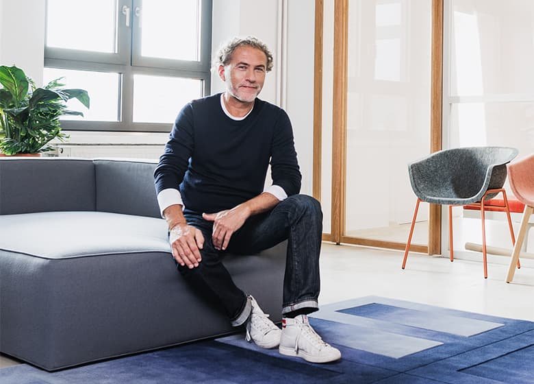 Designer Werner Aisslinger auf dem Sofa »Loop«.