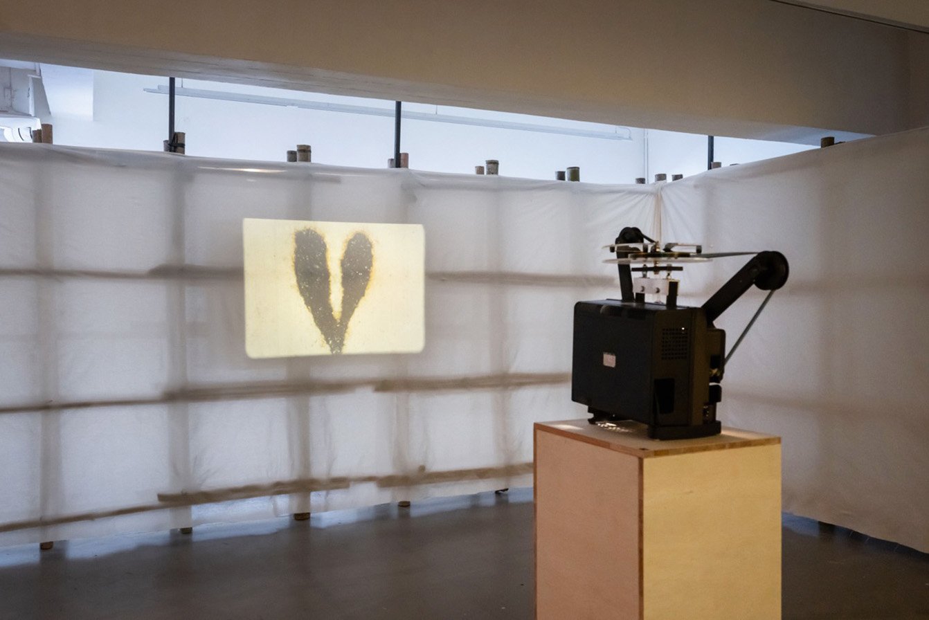 Para-sitische Projektionen: »Offerings for Escalante«, die Ausstellung des Künstlerduos Enzo Camacho und Ami Lien in der Galerie Para Site.