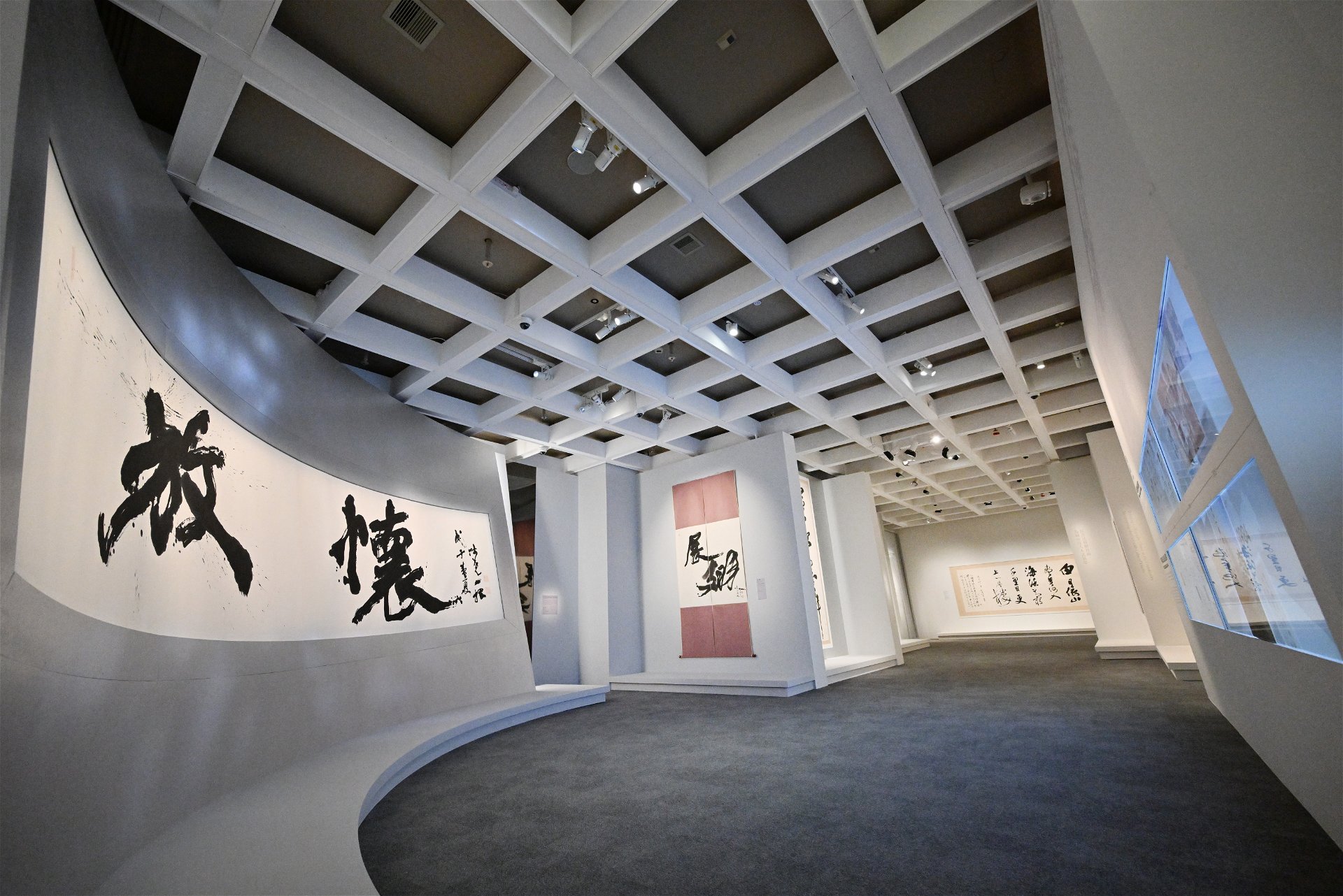 Über Schrift: Die Wunderwelt der Kalligrafie in der Ausstellung »Boundless Universe« im HKMOA.