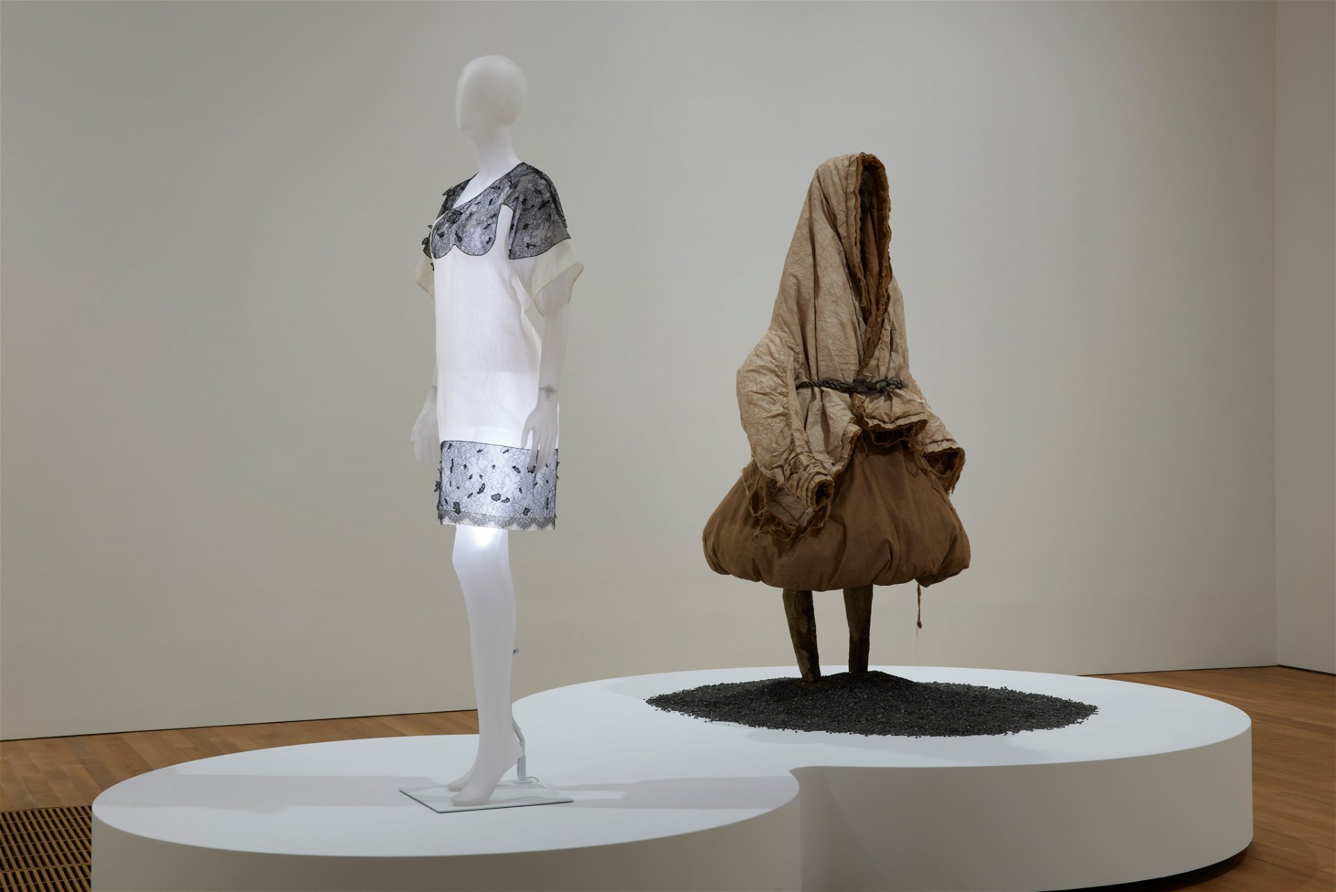 Textile Begegnungen: Die Ausstellung »Madame Song: Pioneering Art and Fashion in China« im M+.