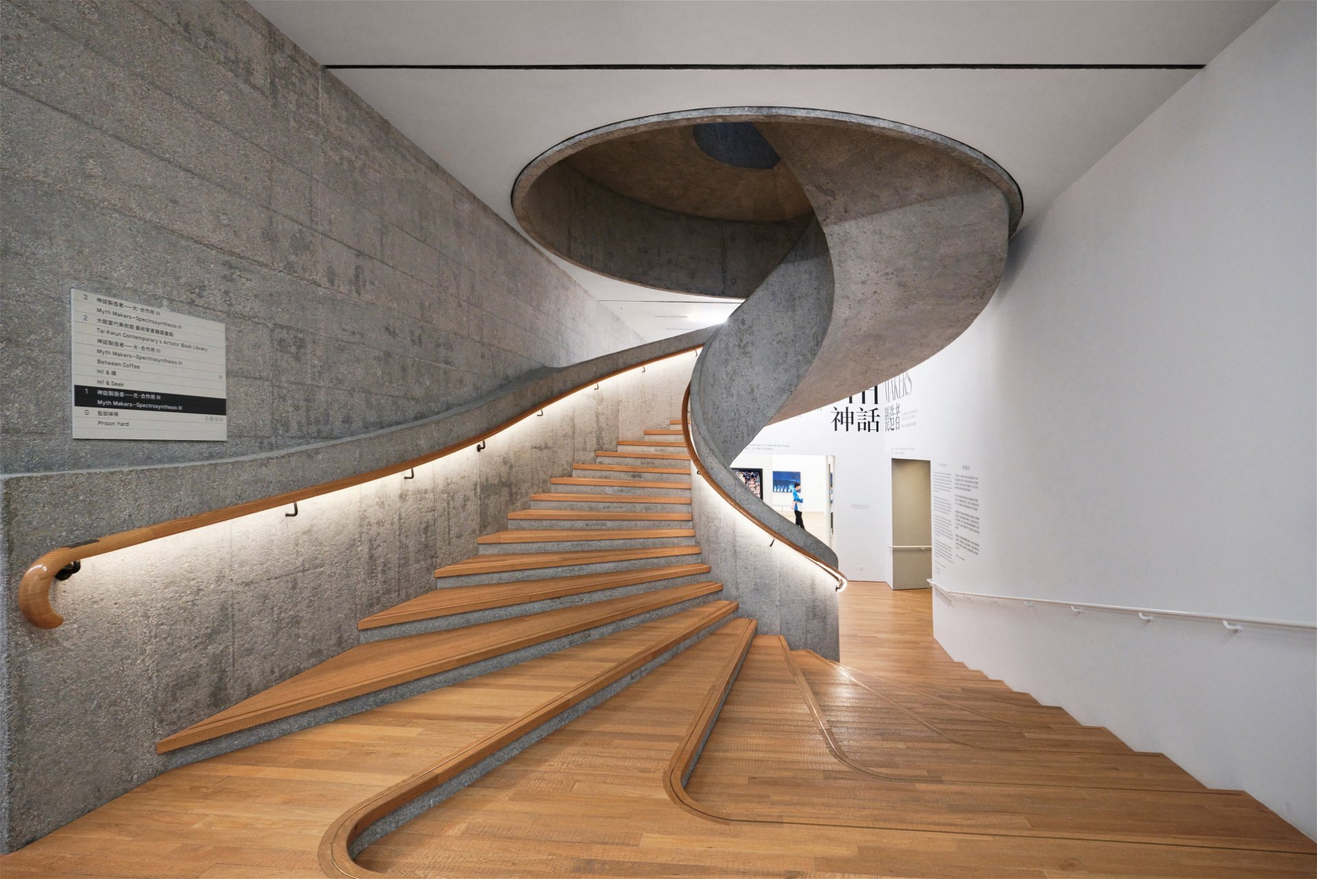 Schicke Spirale: Hineingeschraubter Neubau im historischen Gemäuer im Hong Kong Visual Arts Centre.