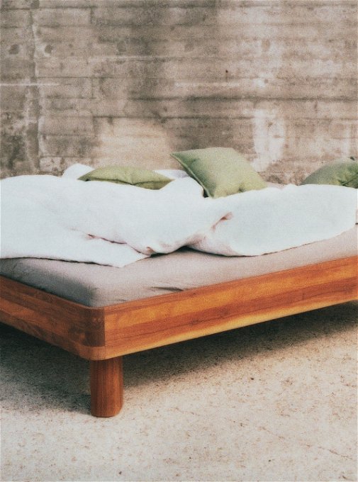 Neu gedacht
«Re-Sferico» ist die Neuinterpretation des klassischen «Sferico»-Bettes von Reseda. Mit seiner charakteristischen Eckrundung und der schwebenden Konstruktion bietet es eine zeitlose Eleganz in hochwertigem Holz. 
reseda.ch