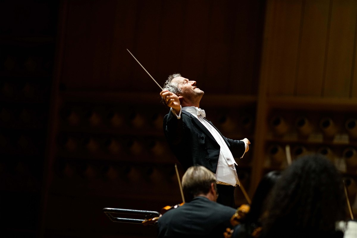 Markus Poschner ist nicht nur seit 2017 Chefdirigent des Bruckner Orchesters Linz, sondern kann Musik in ihrer Bauart und Geschichte in einer Direktheit vermitteln, die viele Menschen begeistert.