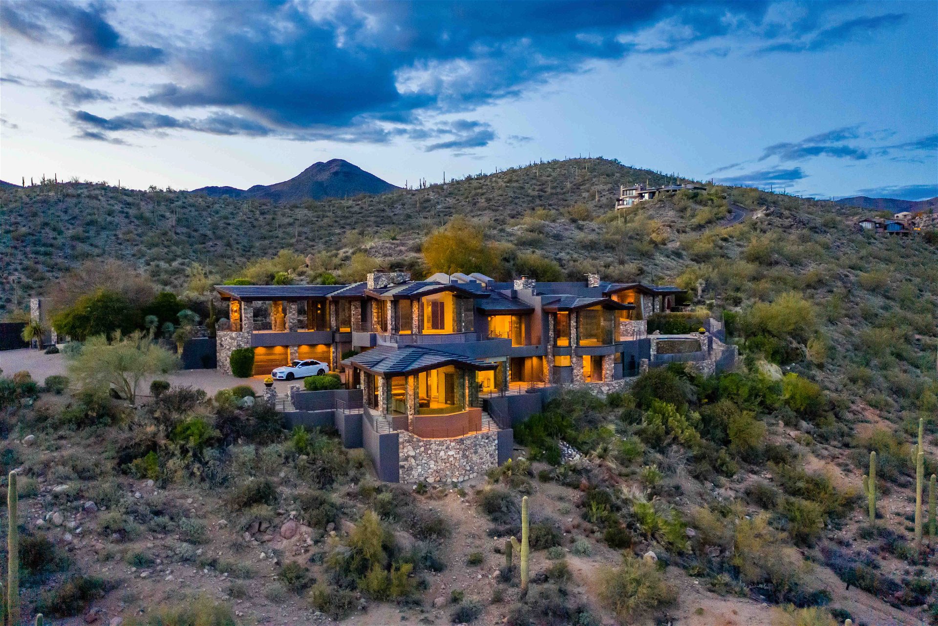 Der US-Schauspieler, Produzent und Drehbuchautor Steven Seagal, 71, zählte in Hollywood zu den bedeutendsten Actionstars seiner Zeit. Vor Kurzem erst hat er seine imposante Villa mit 830 Quadratmetern Wohnfläche auf einem Zwölf-Hektar-Anwesen im Norden der Wüstenstadt Scottsdale in Arizona verkauft. 