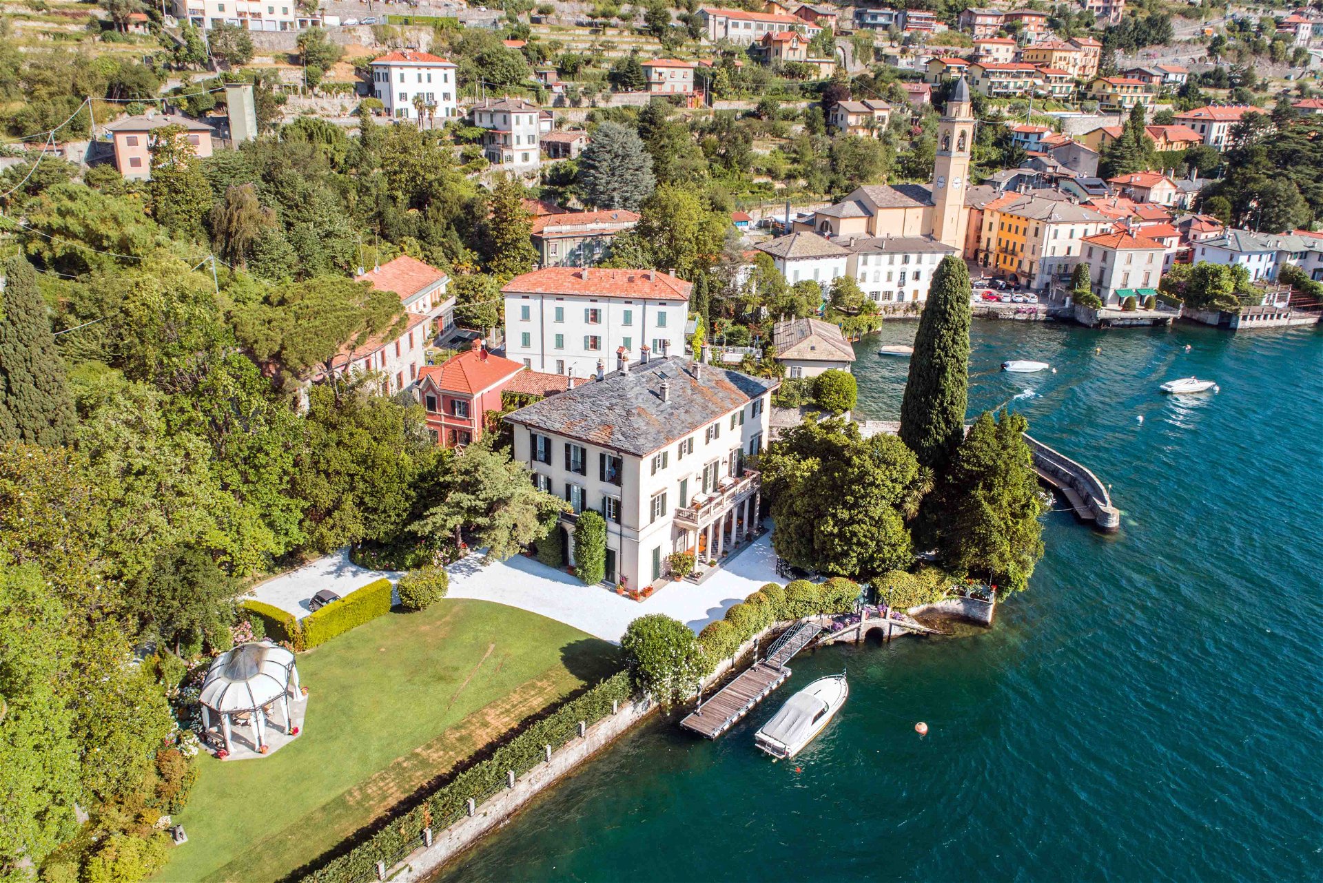 Die pittoreske »Villa Oleandra« in Laglio am Comer See, die der 62-jährige Schauspieler und Unternehmer George Clooney vor rund 20 Jahren erwarb und wo er auch seine jetzige Frau Amal kennengelernt hat, dürfte bald eine:n neue:n Besitzer:in bekommen.