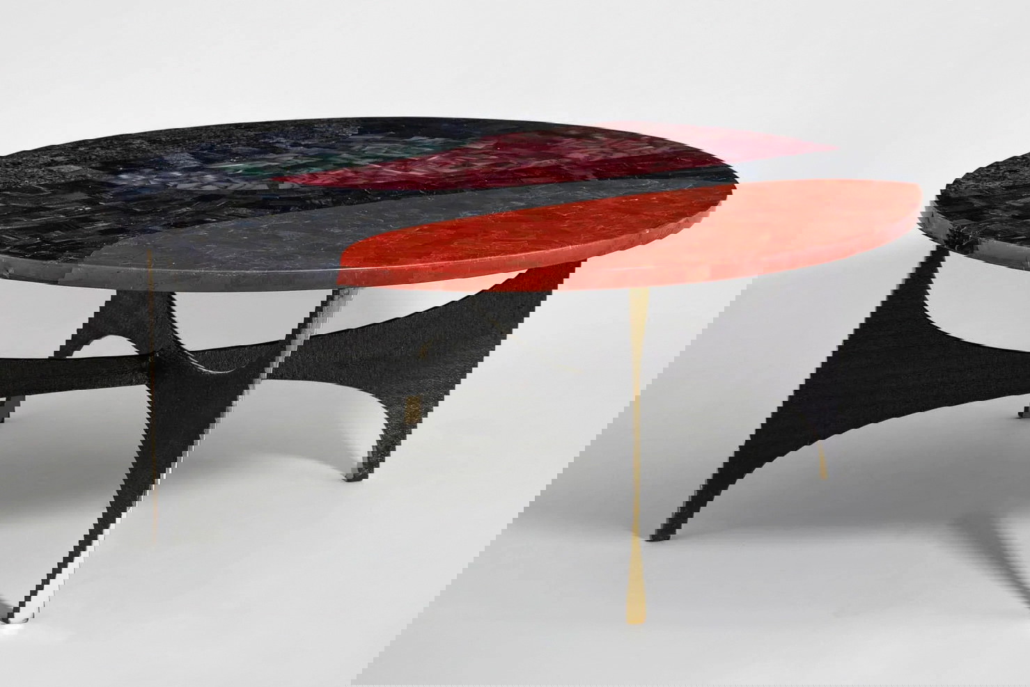 Ineinandergreifend
Messing, Stein und Pietra dura 
haben es Vikram Goyal besonders angetan. Ursprünglich Finanz­manager, entdeckte er nach seiner Rückkehr nach Indien den Zauber hochwertiger Materialien und gründete den Designshop Viya.
vikramgoyal.com 